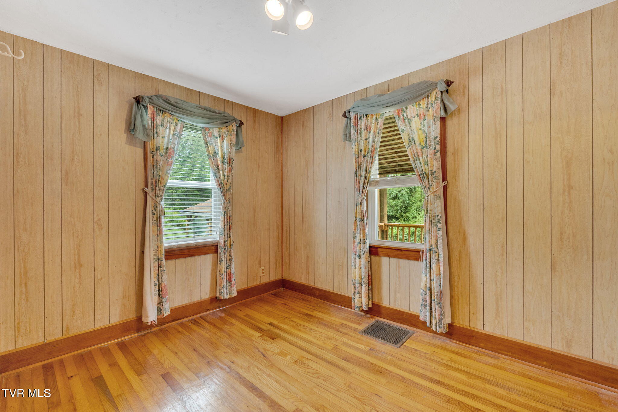 4196 Walker Mountain Road Bristol, VA 24202 - Photo 19 of 37 15-web-or-mls-JH 20250821-052