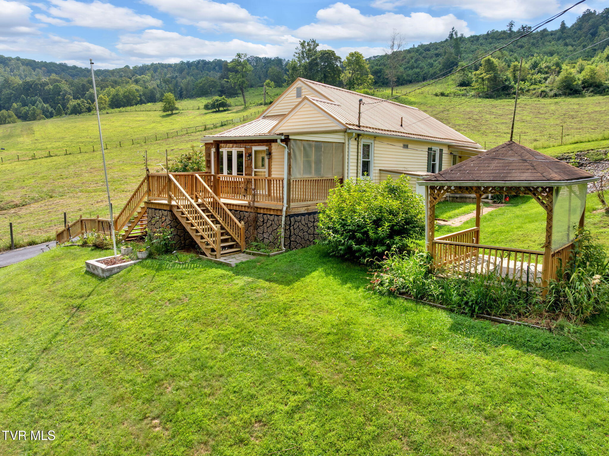 4196 Walker Mountain Road Bristol, VA 24202 - Photo 2 of 37 2-web-or-mls-JH 20250821-112