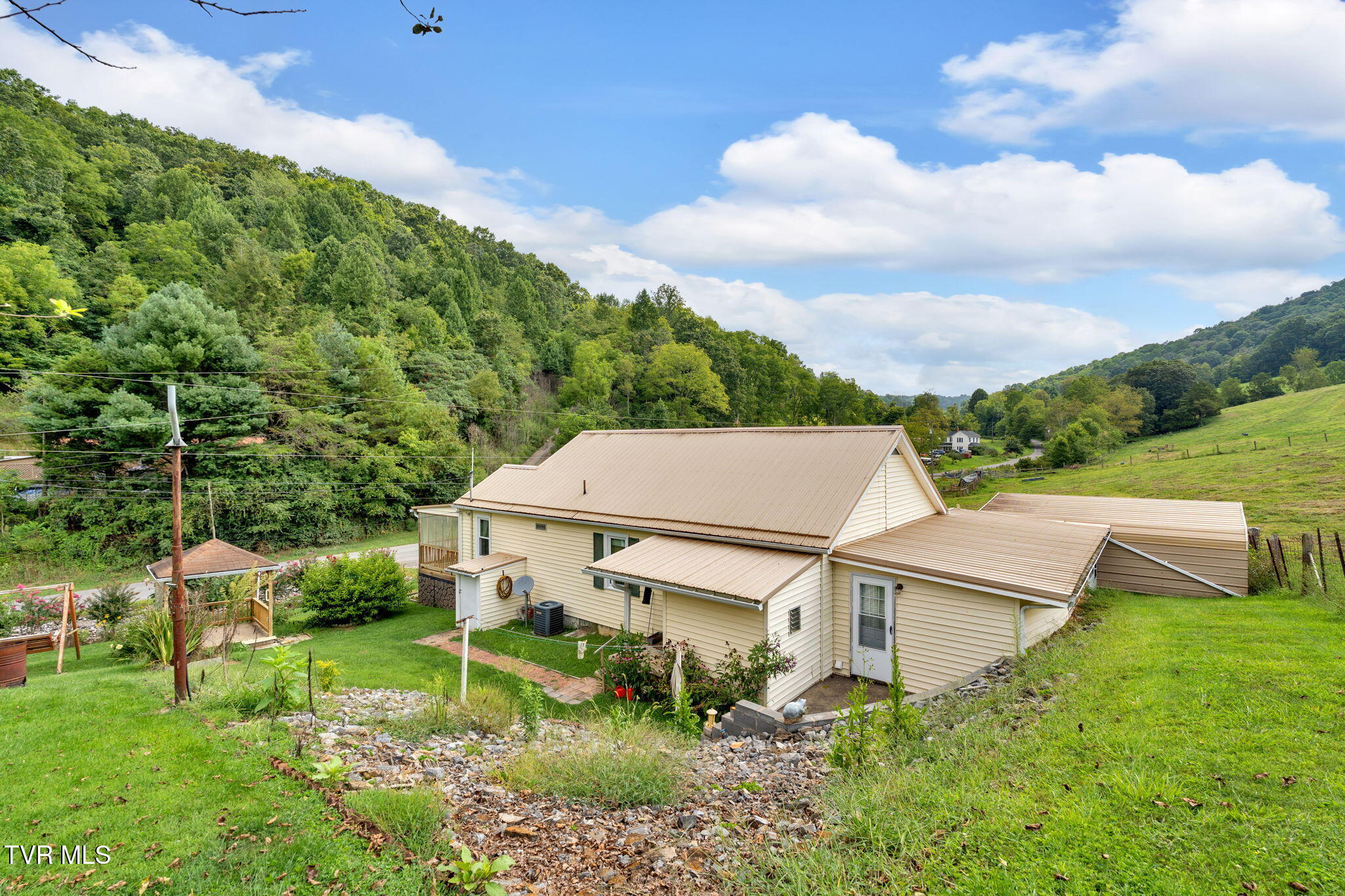 4196 Walker Mountain Road Bristol, VA 24202 - Photo 3 of 37 3-web-or-mls-JH 20250821-073