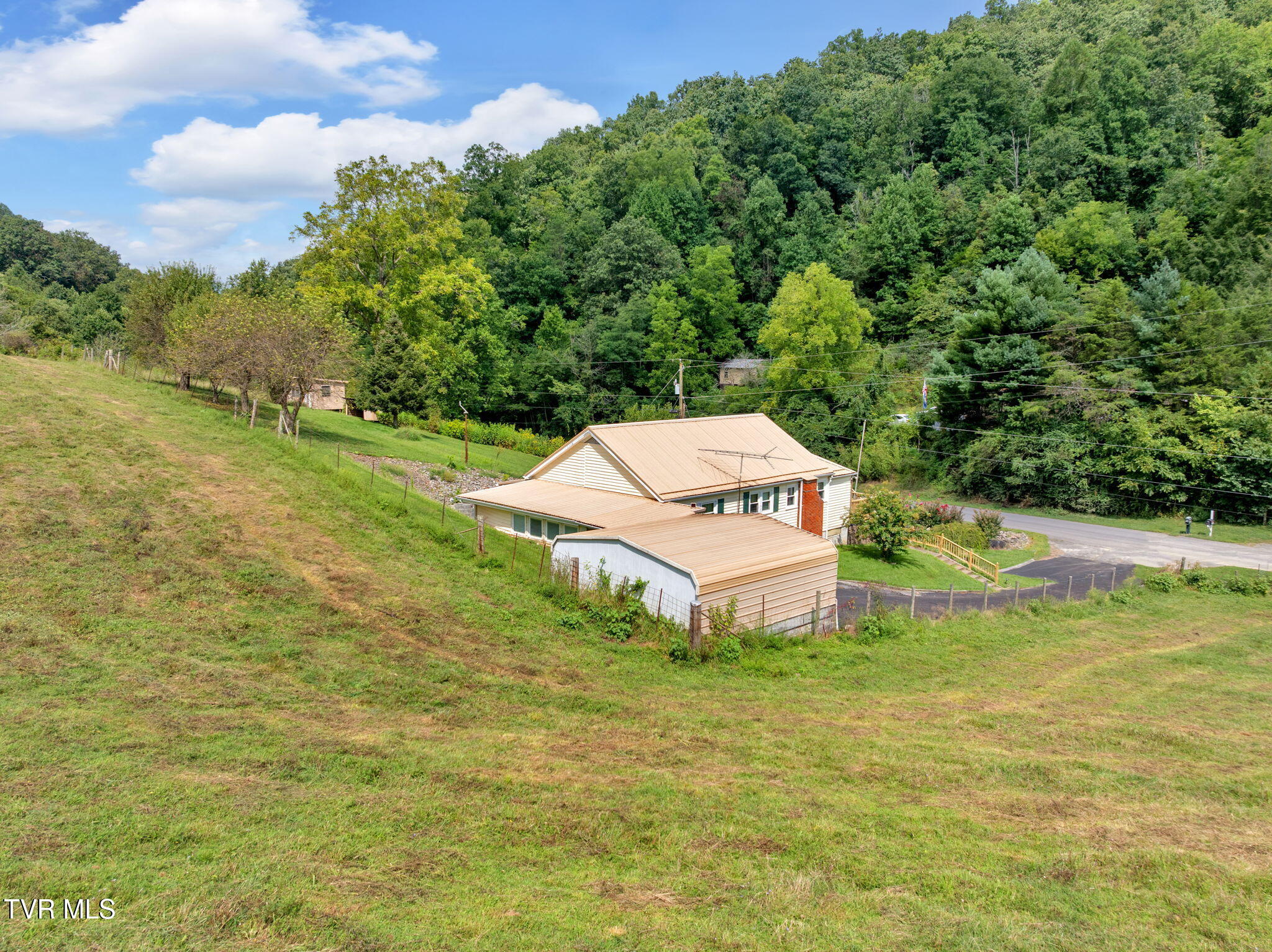 4196 Walker Mountain Road Bristol, VA 24202 - Photo 5 of 37 9-web-or-mls-JH 20250821-115