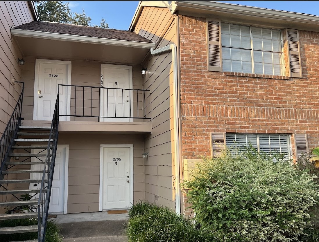2800 Jeanetta Street, Unit 2706 Houston, TX 77063 - Photo 19 of 19 a building with a window and balcony