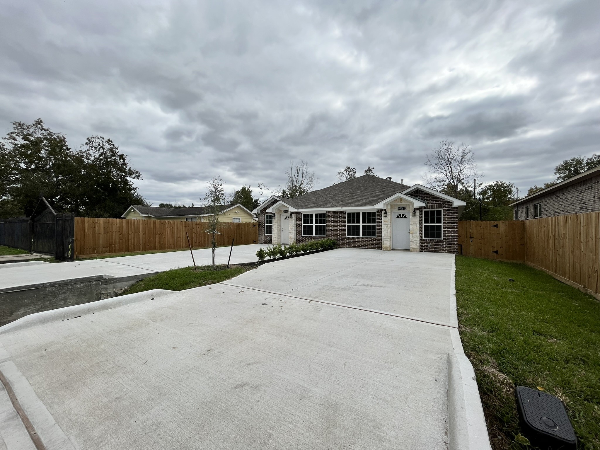 5706 Howell Street, Unit B Houston, TX 77032 - Photo 3 of 27 Gallery Image 3