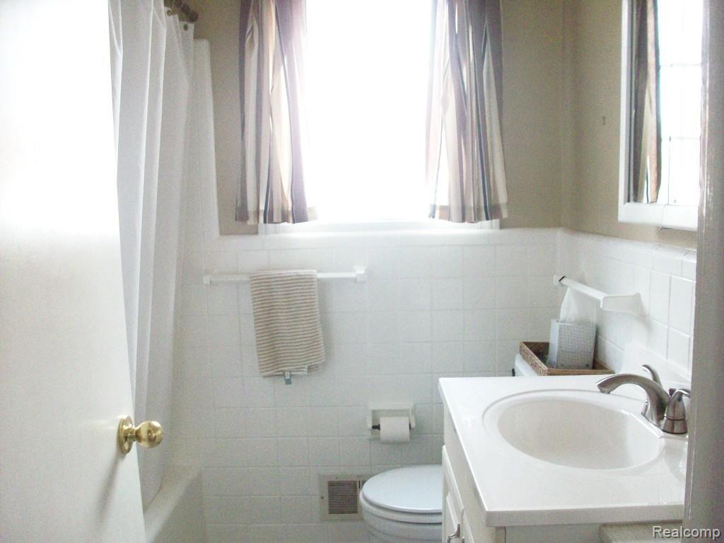 281 Reitman Court Rochester, MI 48307 - Photo 13 of 20 reitmann main bath.jpg