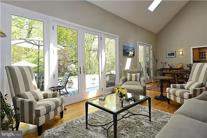3705 Thomas Point Road Annapolis, MD 21403 - Photo 6 of 29 Family Room