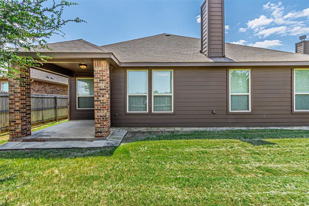 11460 Starlight Ranch Fort Worth, TX 76052 - Photo 32 of 33 a front view of a house with garden