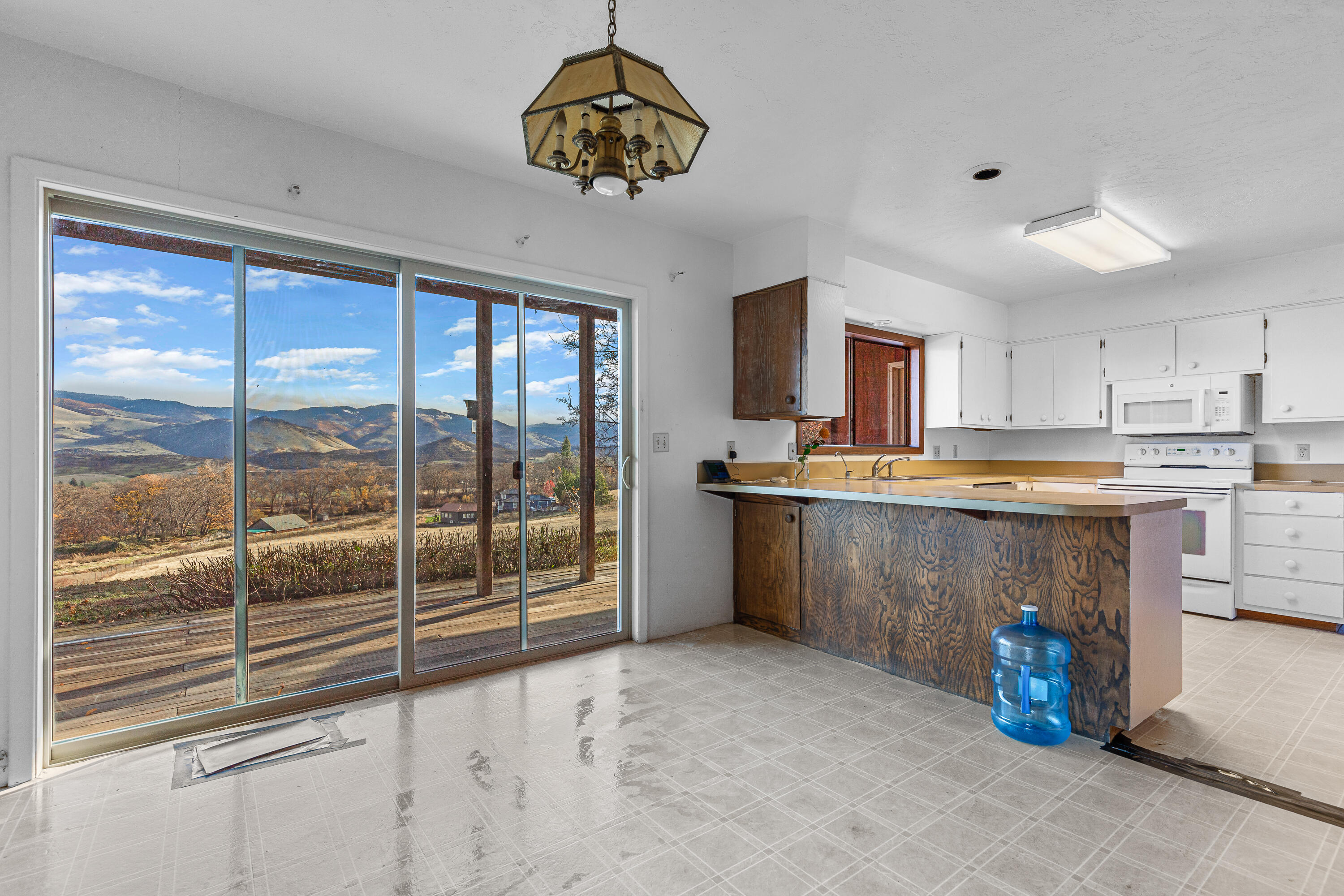 4262 Clayton Road Ashland, OR 97520 - Photo 20 of 54 Dining Area.