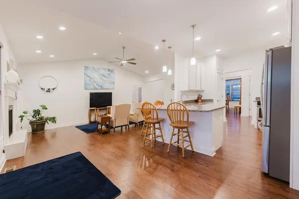 a view of livingroom with furniture