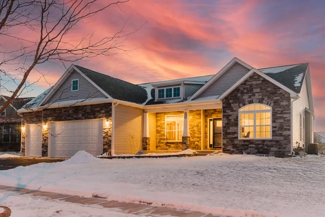 $499,999 | 2337 Coventry Circle South, Sycamore, IL 60178