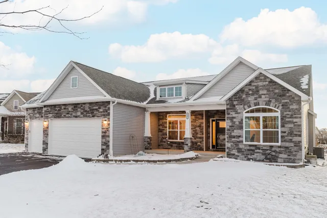$499,999 | 2337 Coventry Circle South, Sycamore, IL 60178