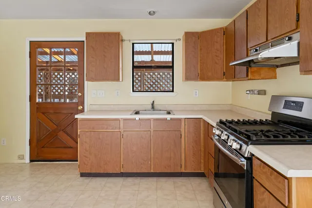 a view of a livingroom with washer and dryer