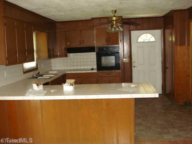 2906 Upper Lake Road Thomasville, NC 27360 - Photo 4 of 8 Kitchen.