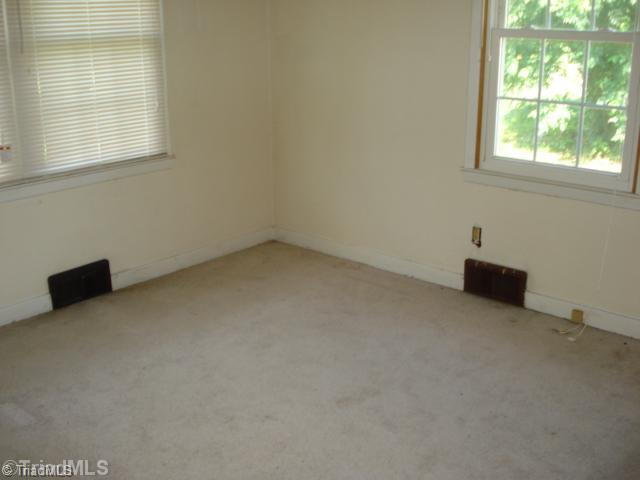 2906 Upper Lake Road Thomasville, NC 27360 - Photo 5 of 8 1st Bedroom.