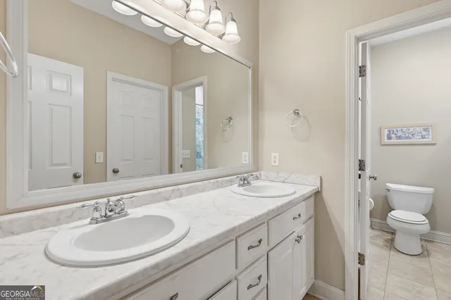 a en suite bathroom with a shower