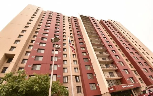 $786 | 8330 East Jefferson Avenue, Detroit, MI 48214