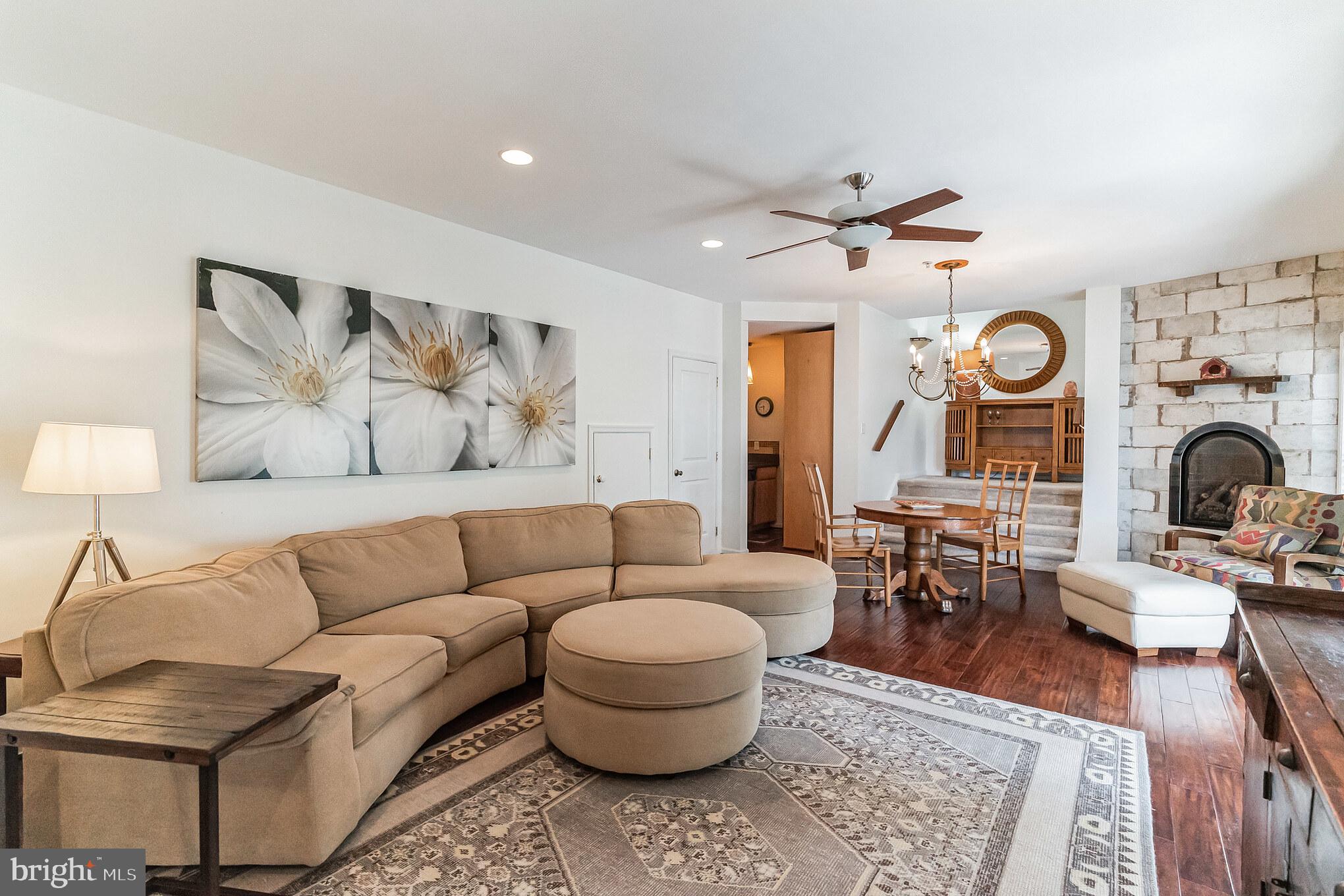 3937 Terrace Street Philadelphia, PA 19128 - Photo 19 of 52 Large living area