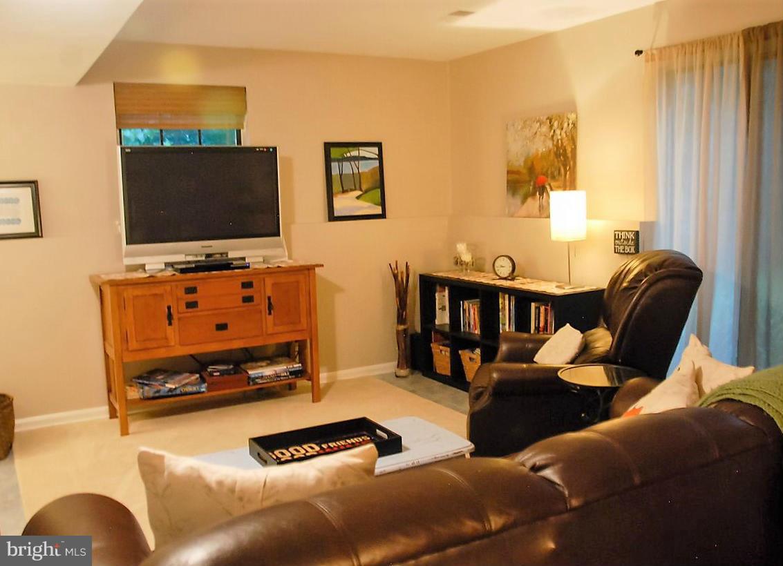 2205 Snydersburg Road Westminster, MD 21157 - Photo 17 of 29 Family Room