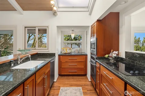 $2,288,000 | 4701 84th Avenue Southeast, Mercer Island, WA 98040