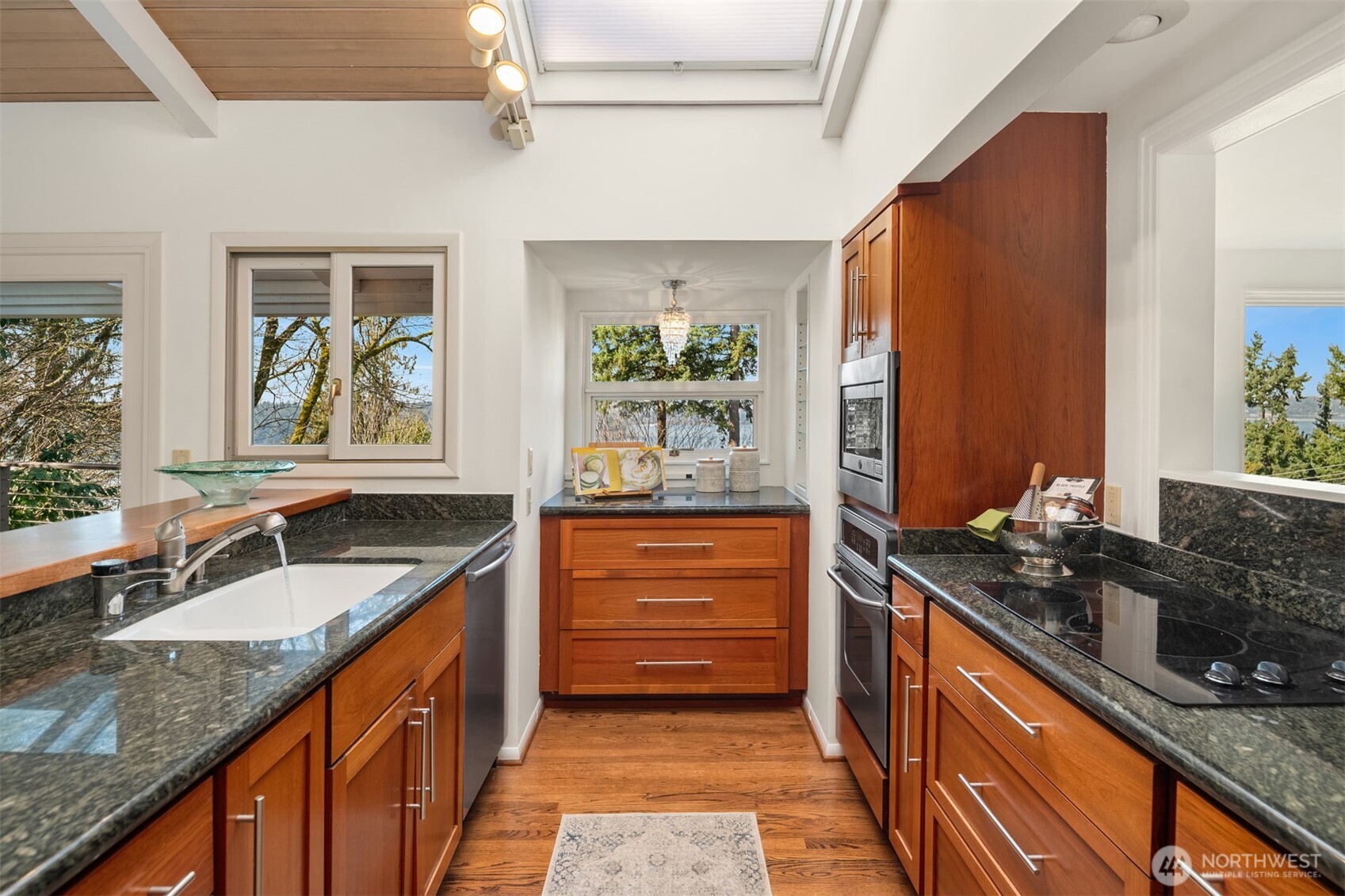 4701 84th Avenue Southeast Mercer Island, WA 98040 - Photo 13 of 40