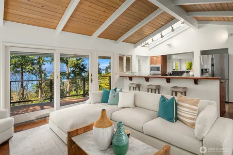 $2,288,000 | 4701 84th Avenue Southeast, Mercer Island, WA 98040