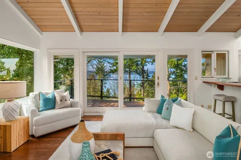 $2,288,000 | 4701 84th Avenue Southeast, Mercer Island, WA 98040