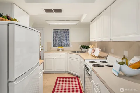 $2,288,000 | 4701 84th Avenue Southeast, Mercer Island, WA 98040