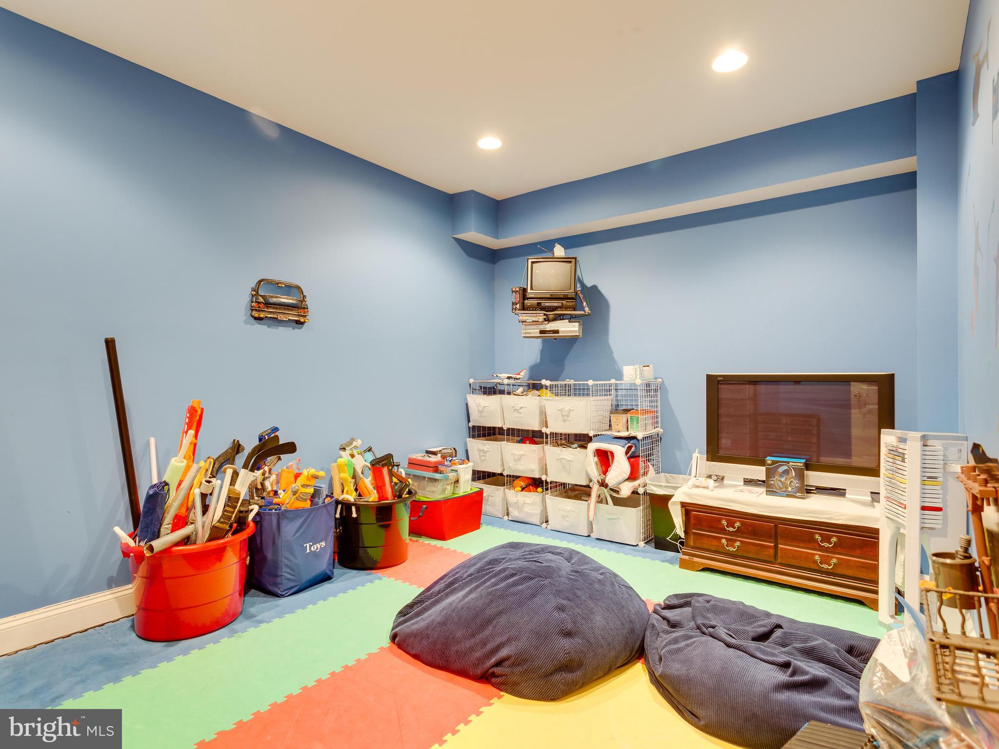 4013 Laurel Road Alexandria, VA 22309 - Photo 23 of 30 a room with furniture a air conditioner and a couch