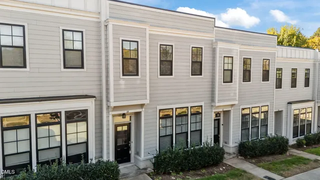 a view of yard with green space