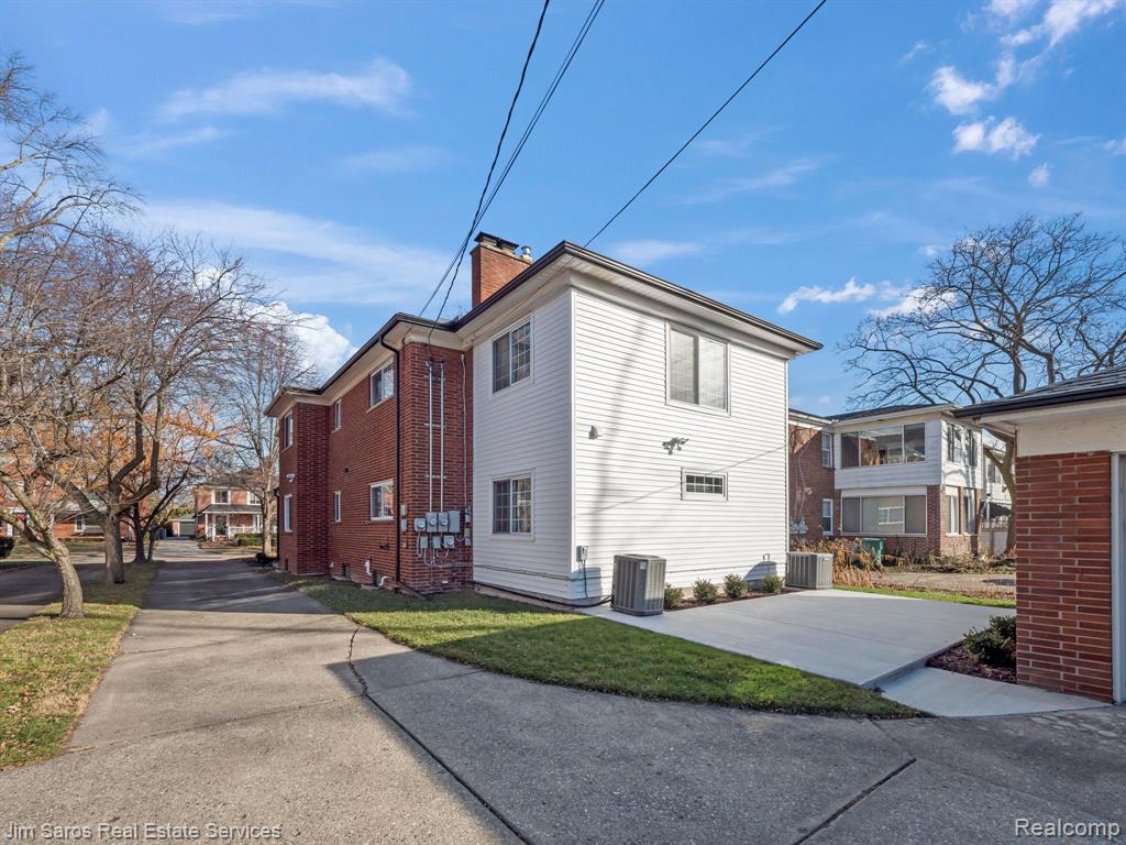 895 Harcourt Road Grosse Pointe Park, MI 48230 - Photo 16 of 17