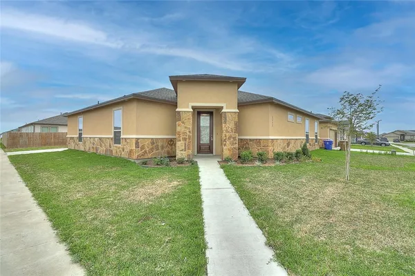 a view of a house with a yard