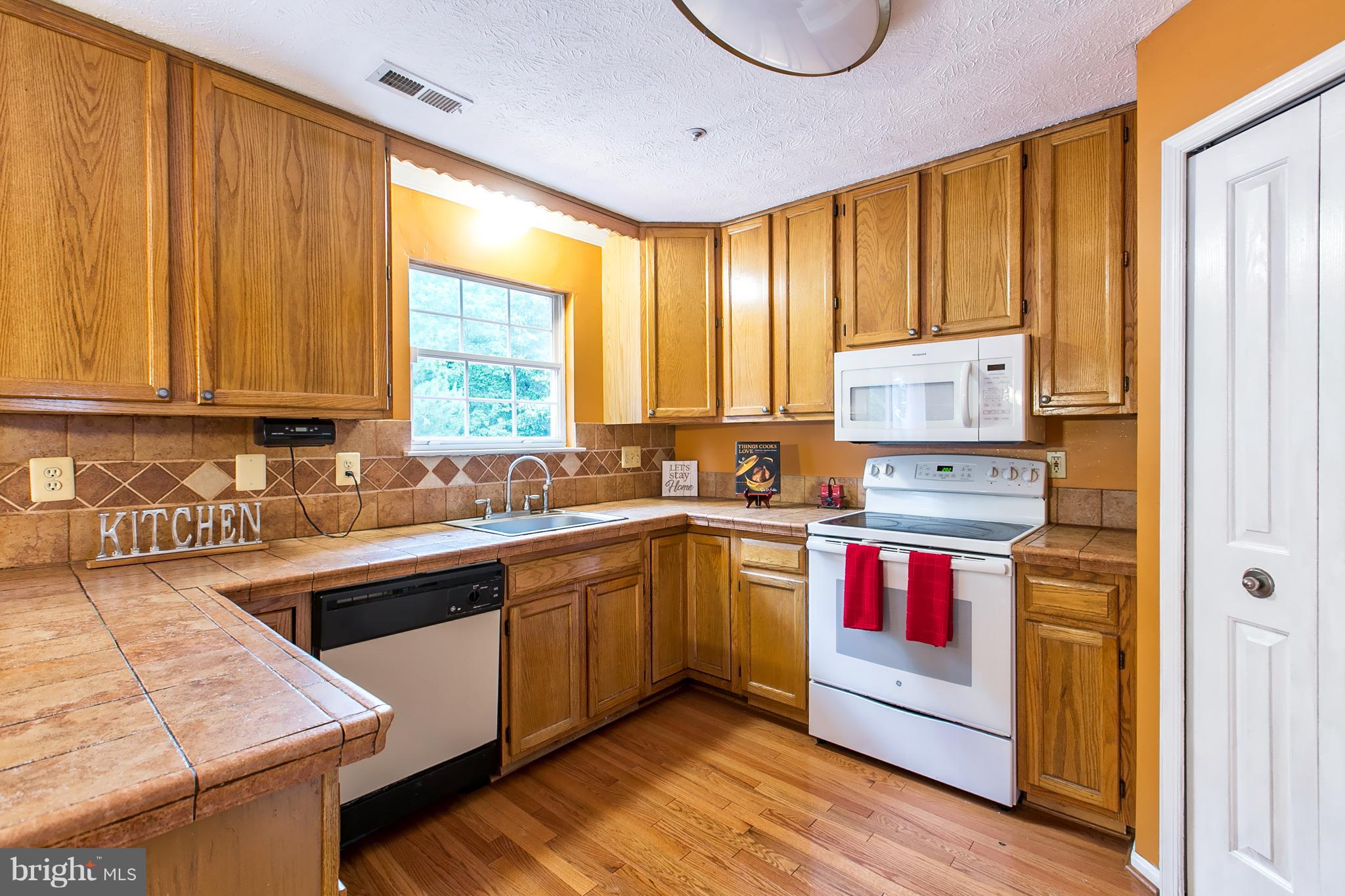 9327 Ridings Way Laurel, MD 20723 - Photo 3 of 30 Kitchen
