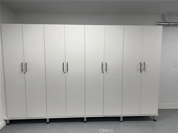 a view of a house with backyard and garden