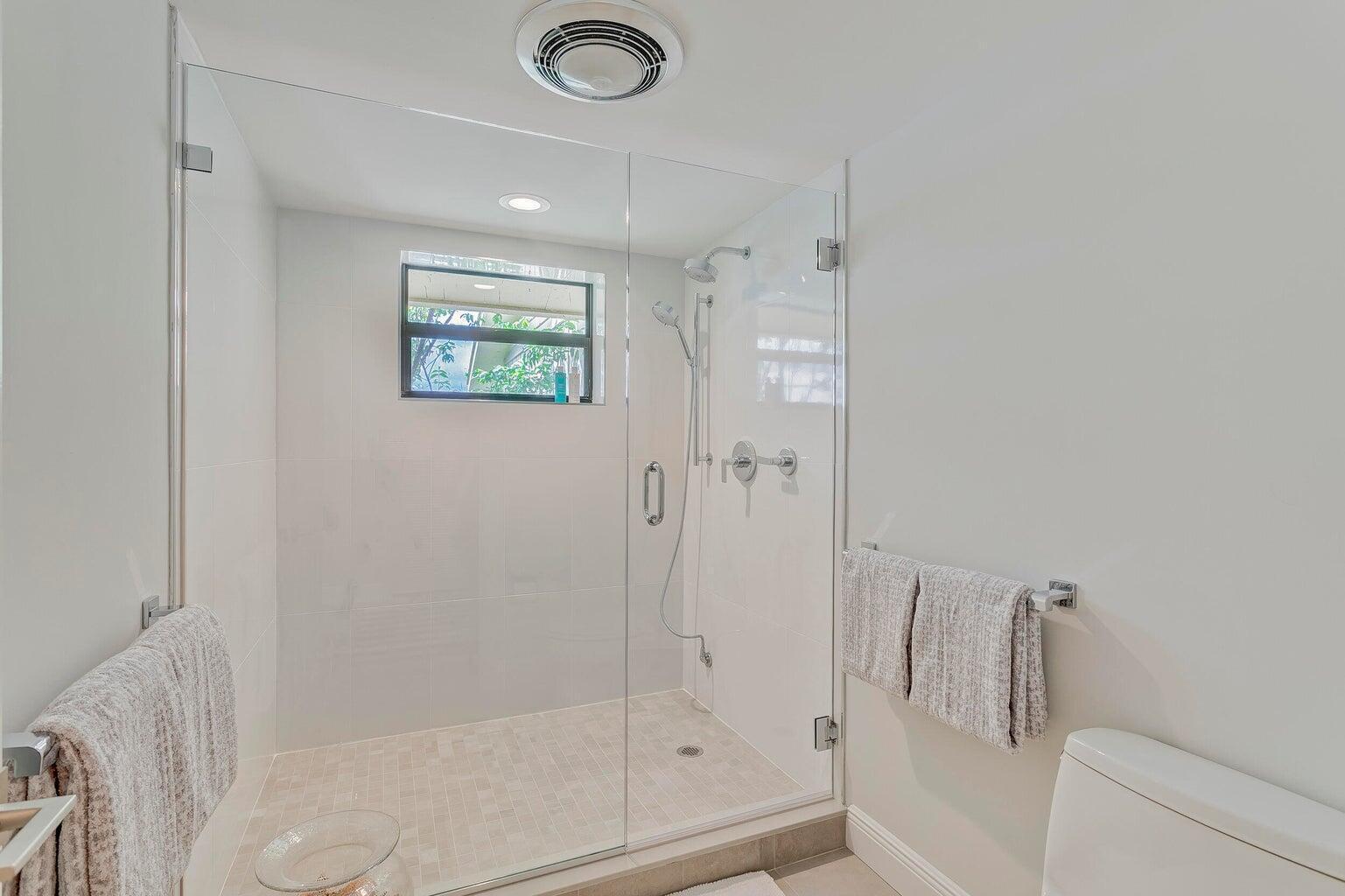 17053 Waterbend Drive, Unit 231 Jupiter, FL 33477 - Photo 18 of 26 a bathroom with a shower and bathtub