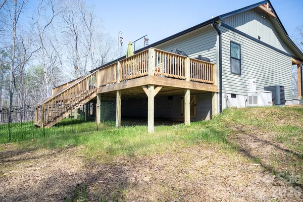 a view of a house with backyard and garden