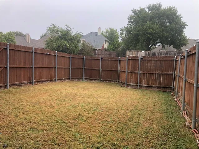 a view of a backyard