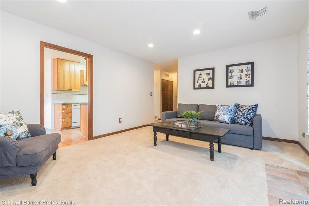22953 Tuck Road Farmington Hills, MI 48336 - Photo 9 of 24