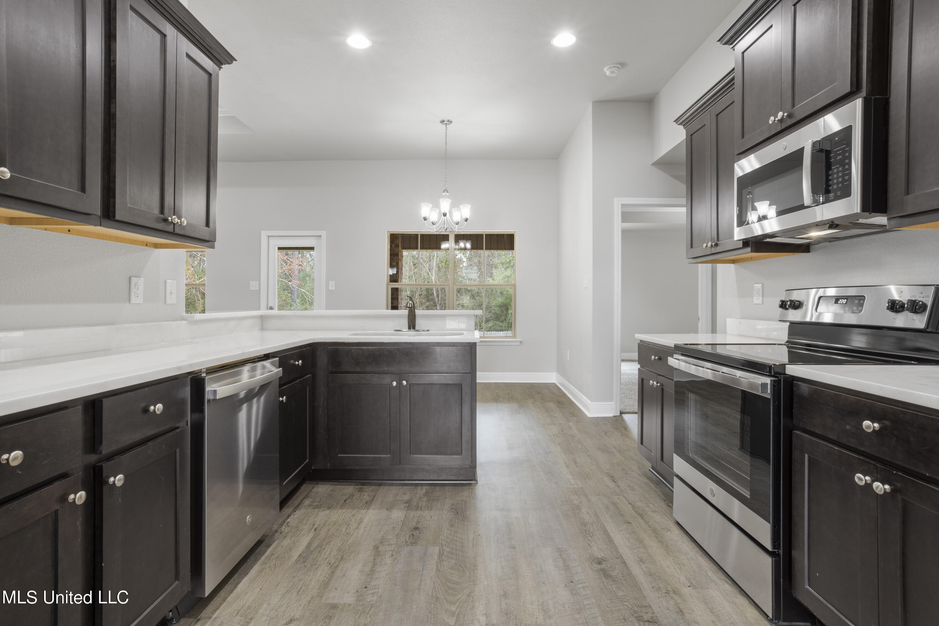 6261 Roxanne Way Biloxi, MS 39532 - Photo 11 of 37 010