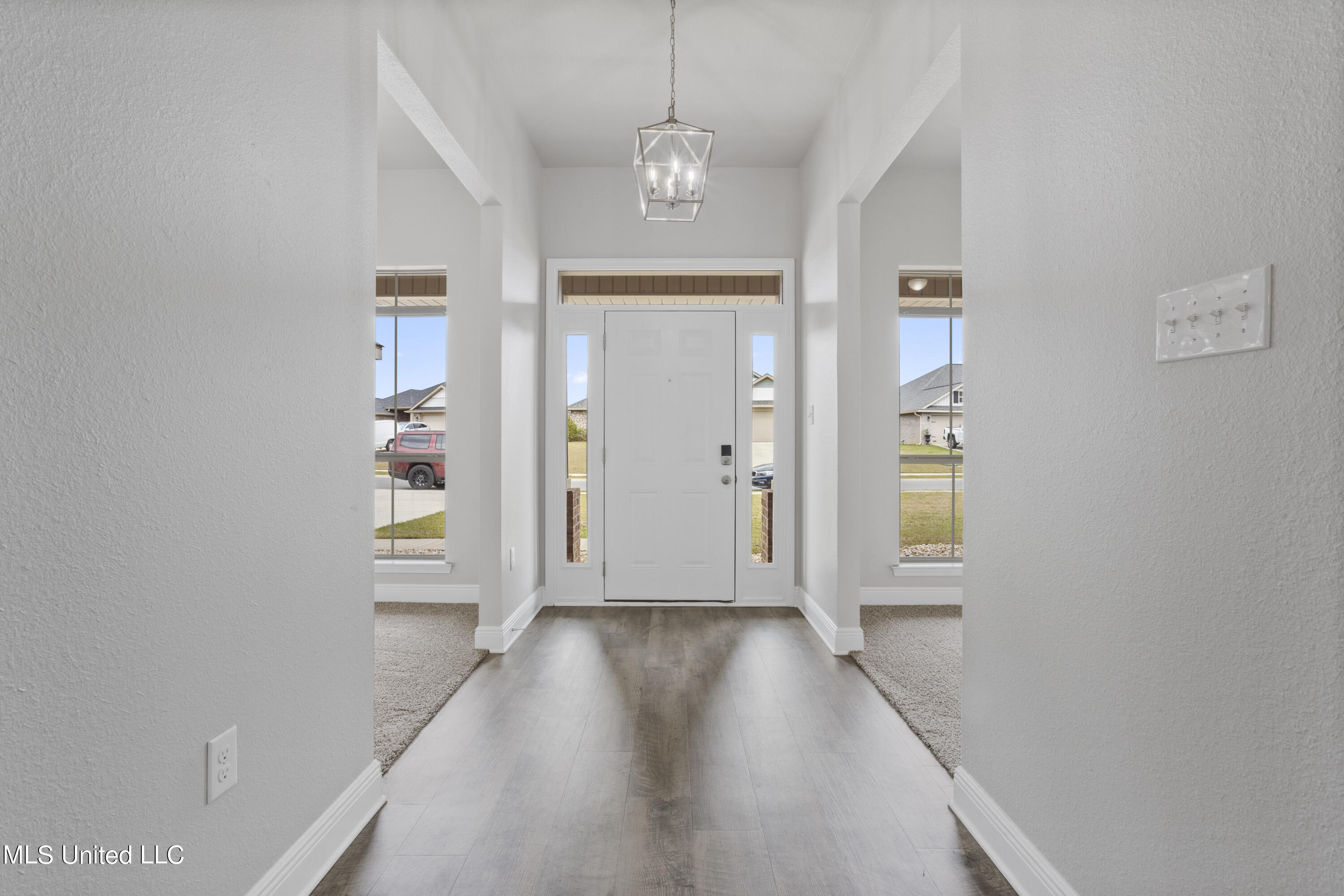 6261 Roxanne Way Biloxi, MS 39532 - Photo 3 of 37 003