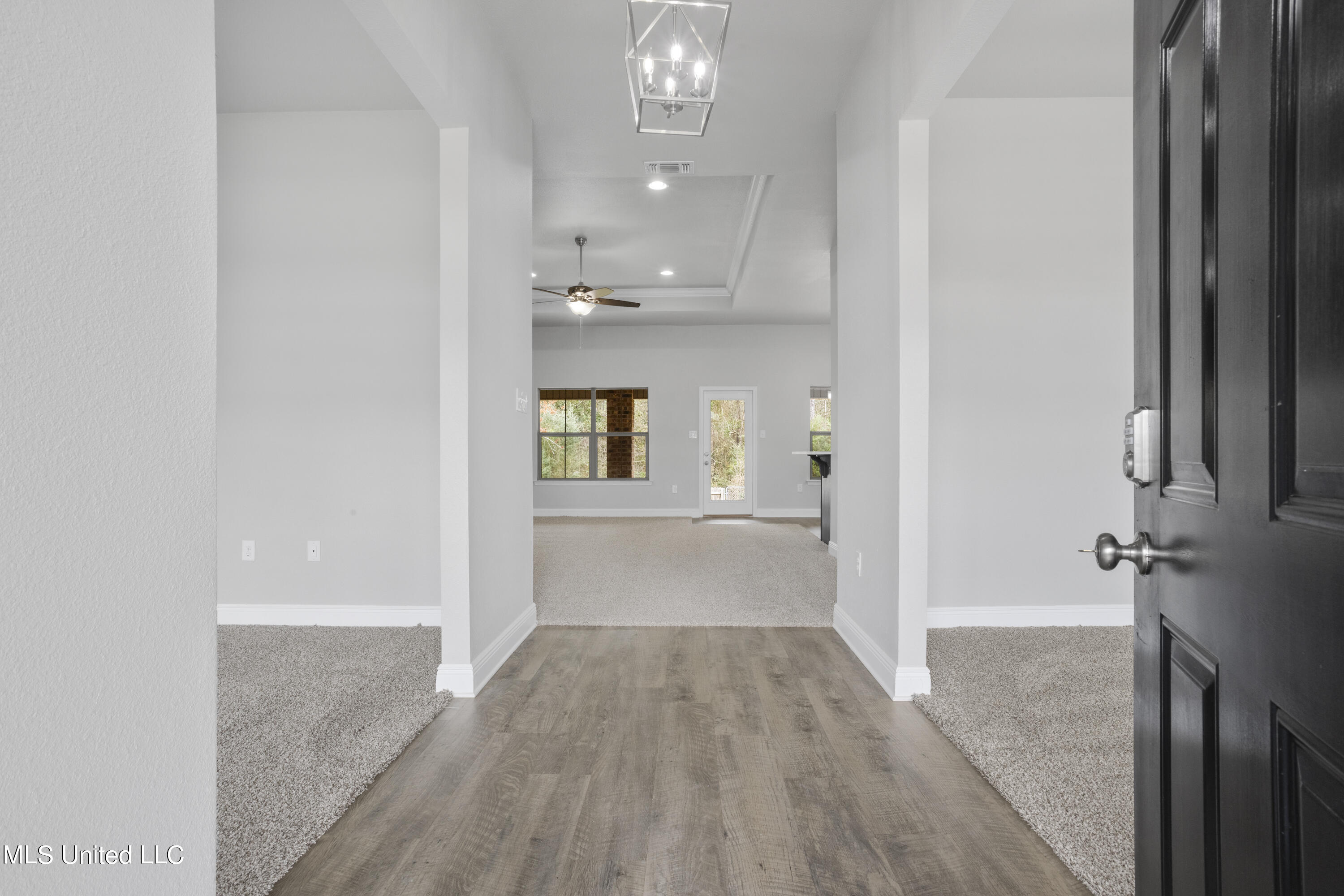 6261 Roxanne Way Biloxi, MS 39532 - Photo 4 of 37 004