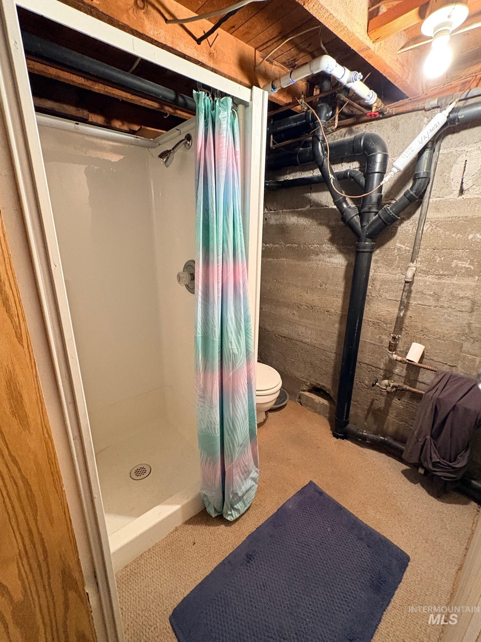 627 Southwest 3rd Street Fruitland, ID 83619 - Photo 33 of 35 Full bathroom with toilet and curtained shower