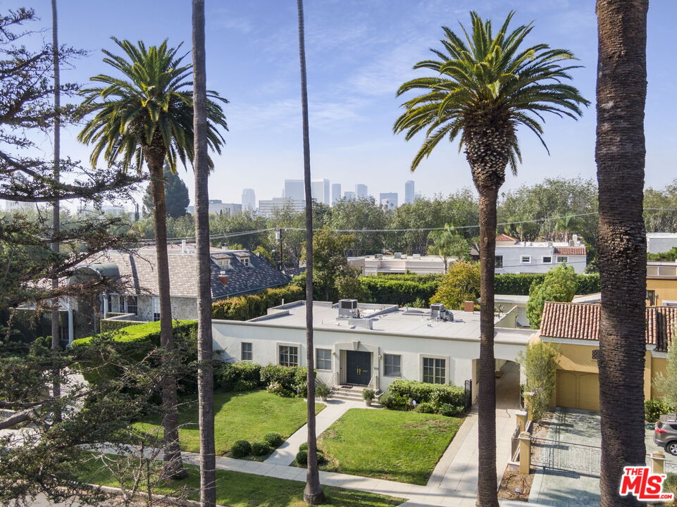 a view of a house with backyard and swimming pool