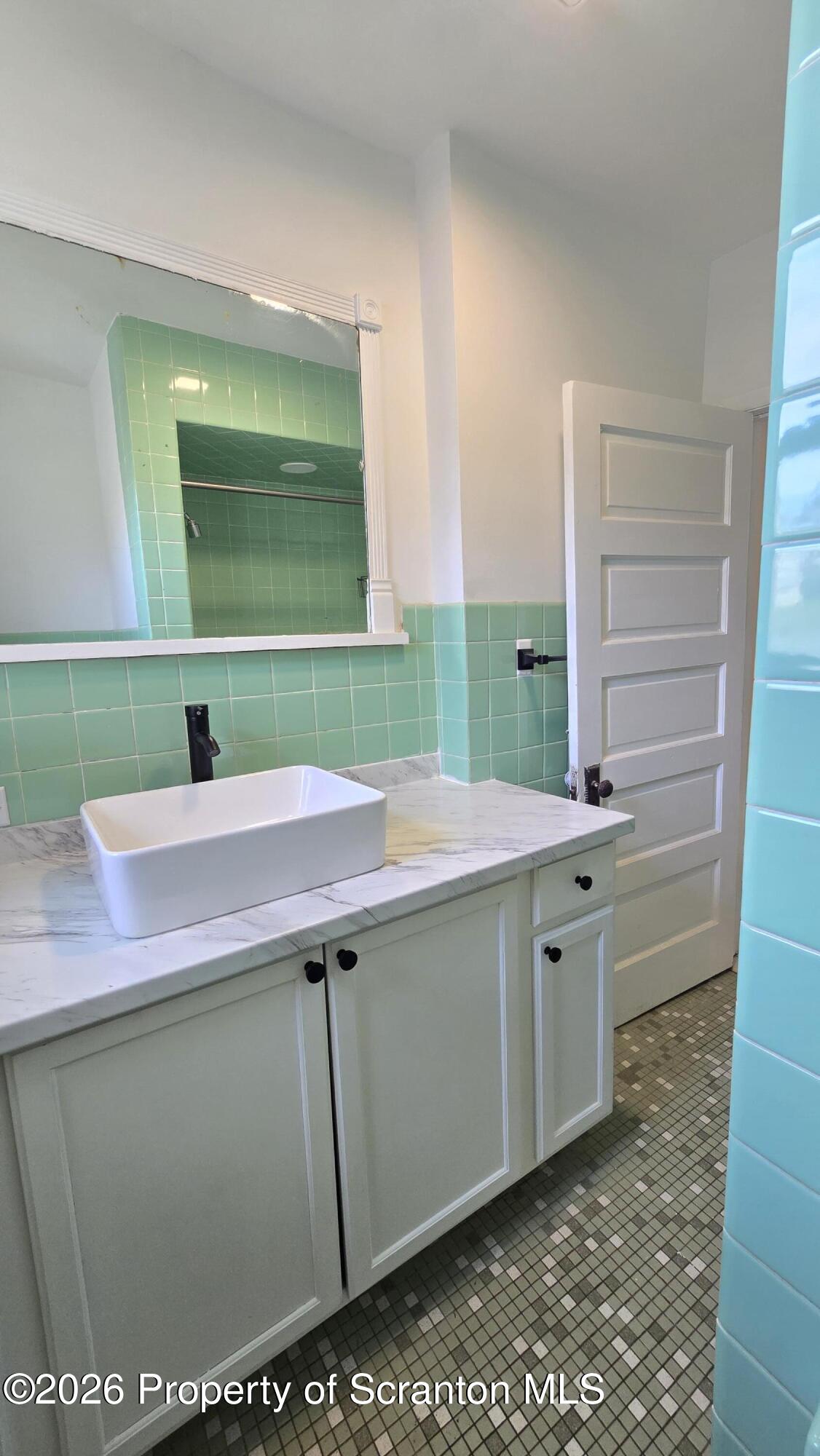 543 North Sumner Avenue Scranton, PA 18504 - Photo 11 of 16 a bathroom with a sink and a mirror