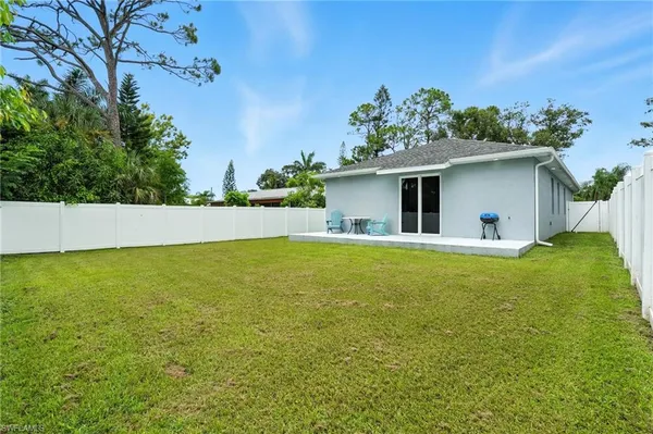 a view of a backyard