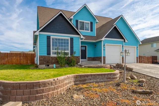 a view of a house with backyard and pool
