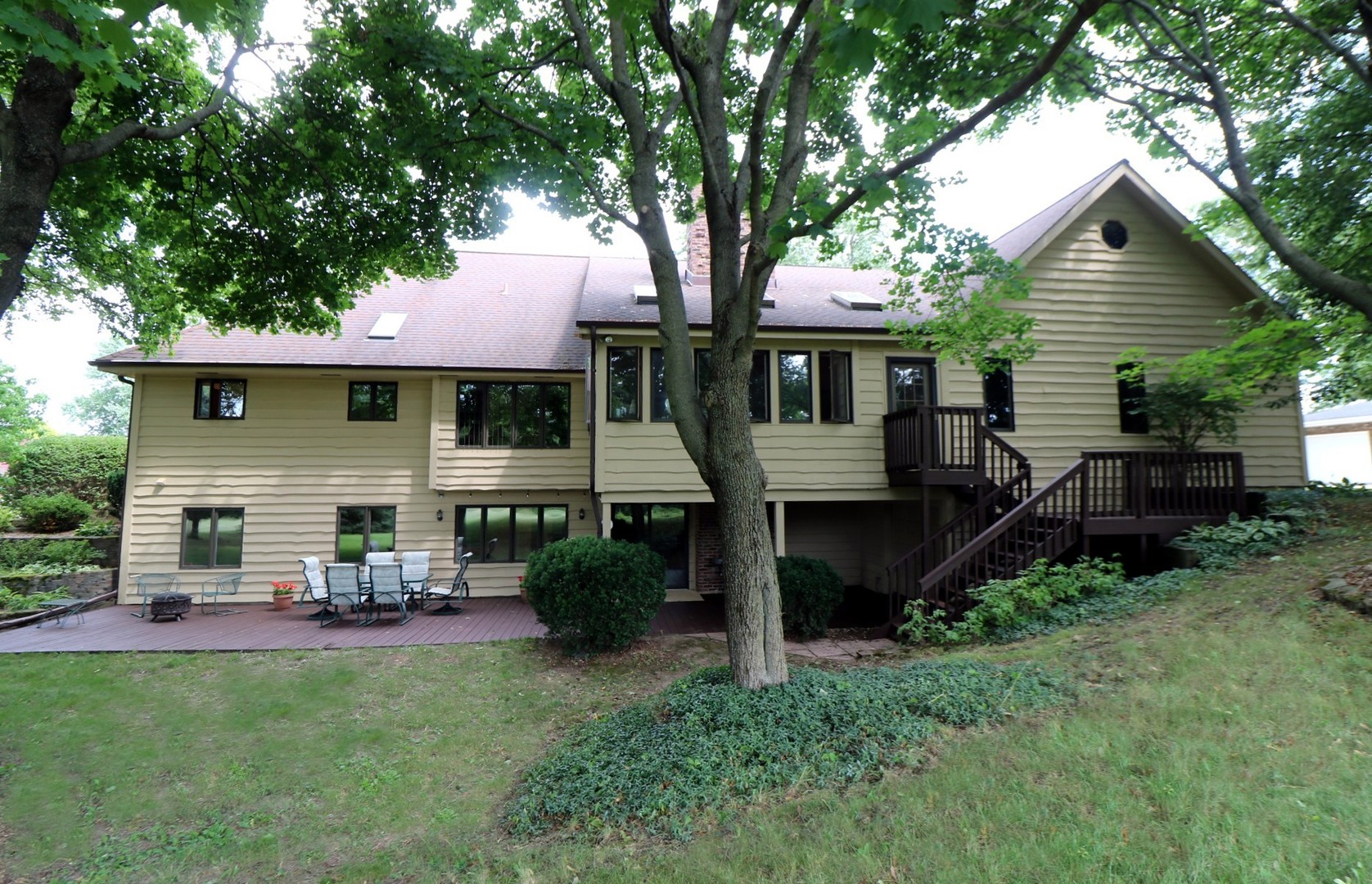 12N290 Jackson Drive Elgin, IL 60124 - Photo 4 of 6 a view of a house with backyard