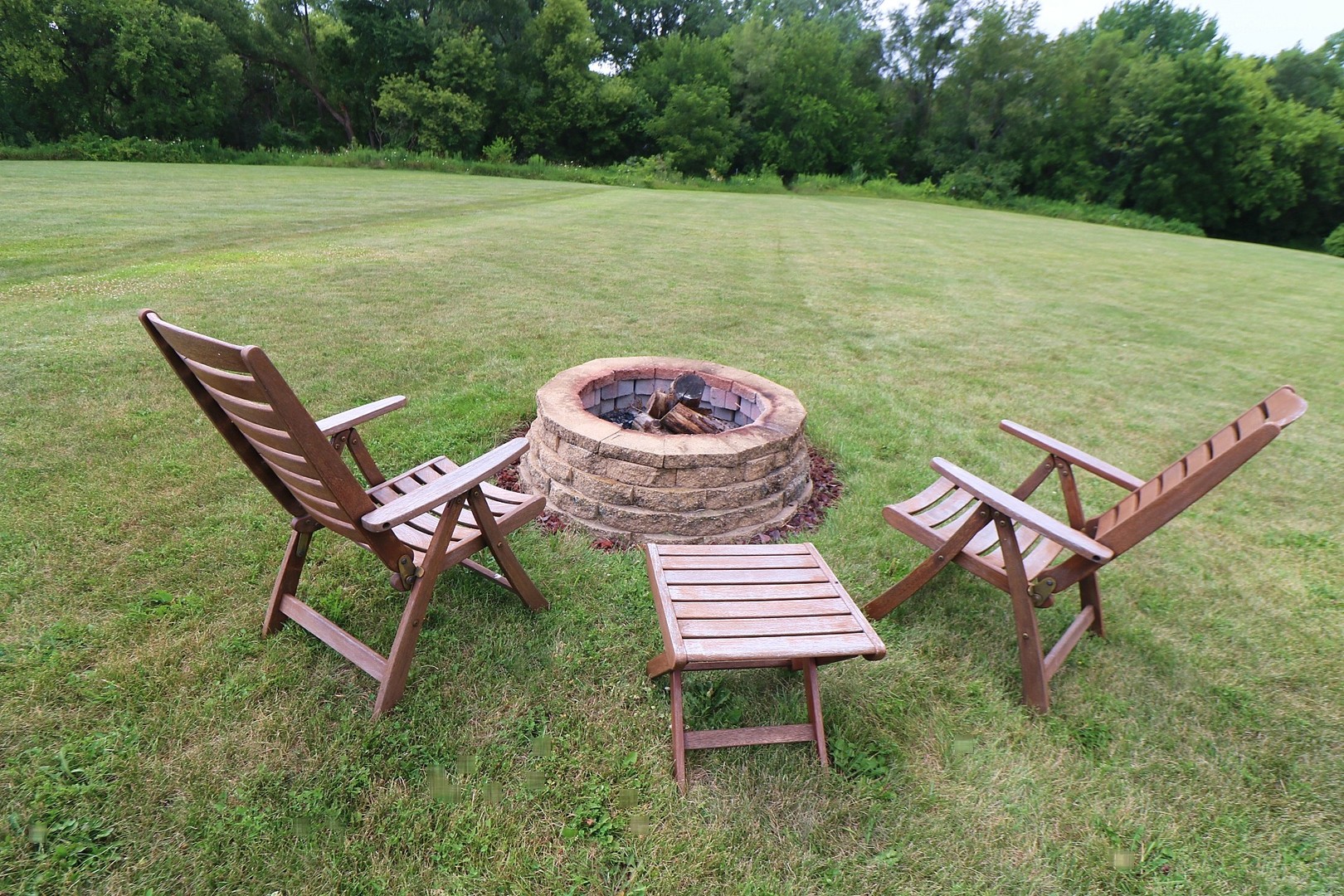 12N290 Jackson Drive Elgin, IL 60124 - Photo 5 of 6 a view of a backyard with table and chairs