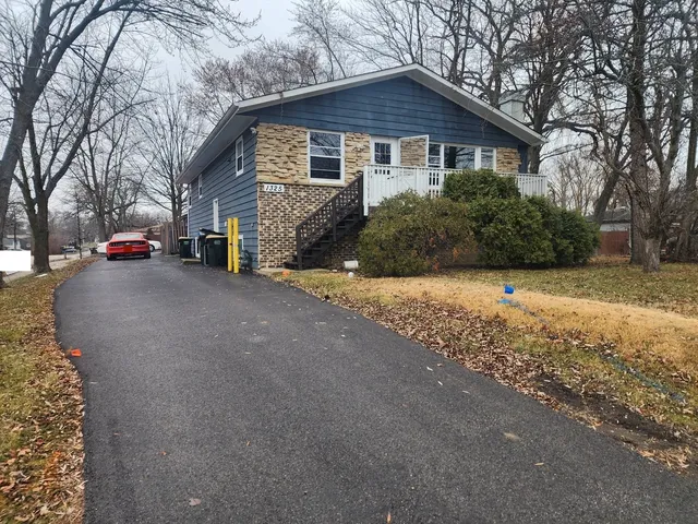 $1,990 | 1325 North Glenview Court, Round Lake Beach, IL 60073