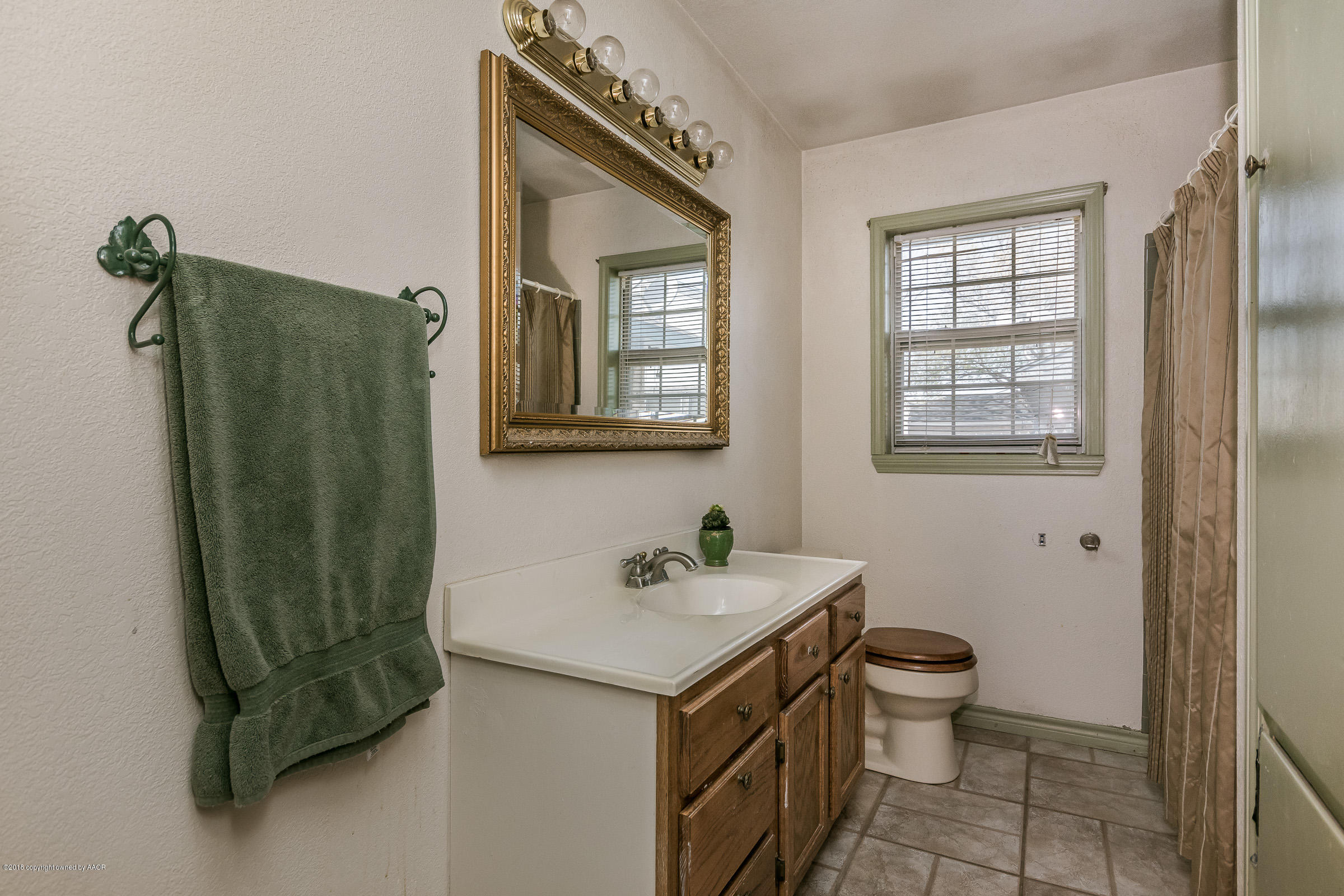 4004 Cline Road Amarillo, TX 79110 - Photo 11 of 16 Hall Bathroom_