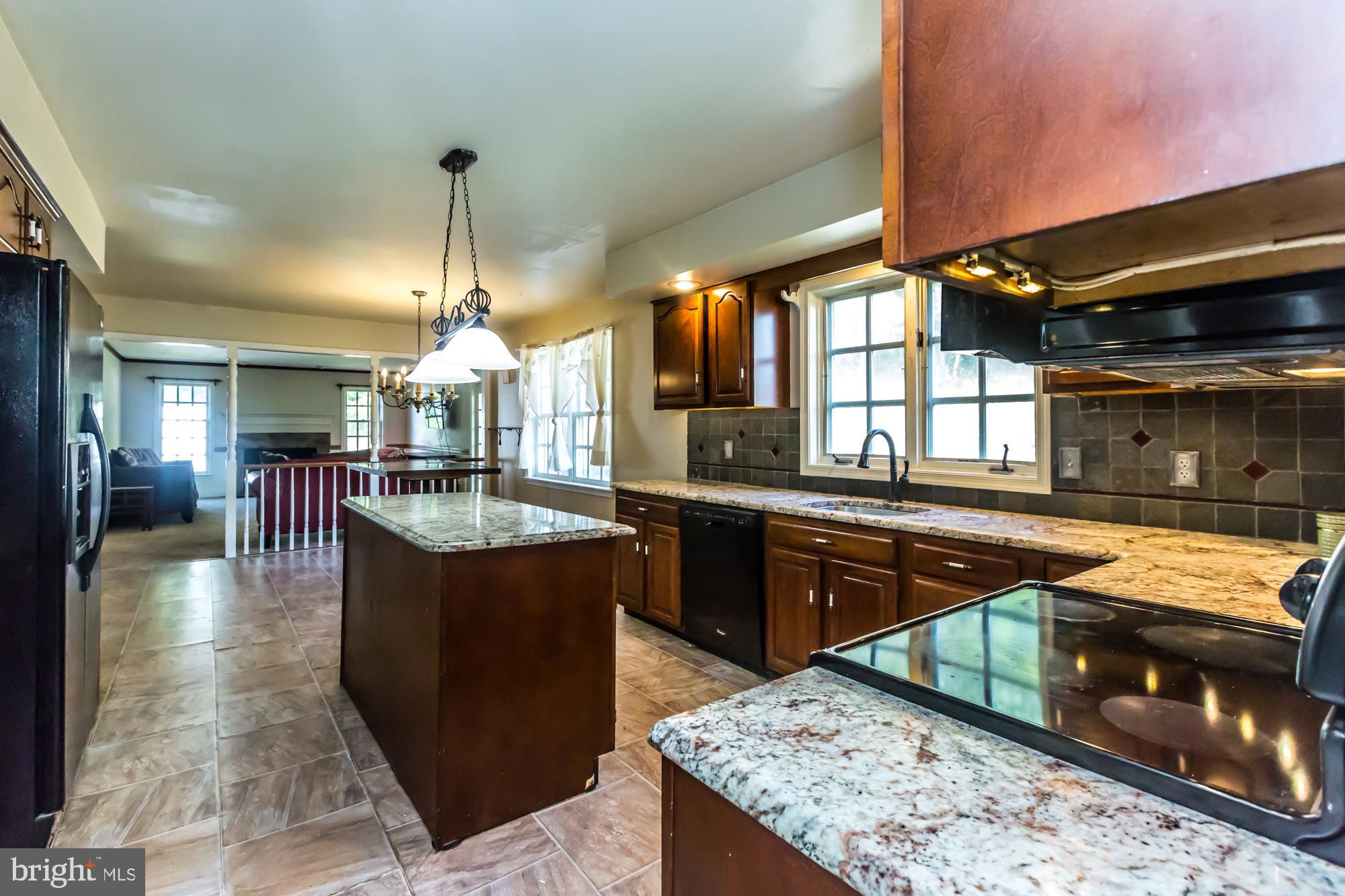 214 Nottingham Drive Spring City, PA 19475 - Photo 9 of 31 Kitchen with Granite Counter tops