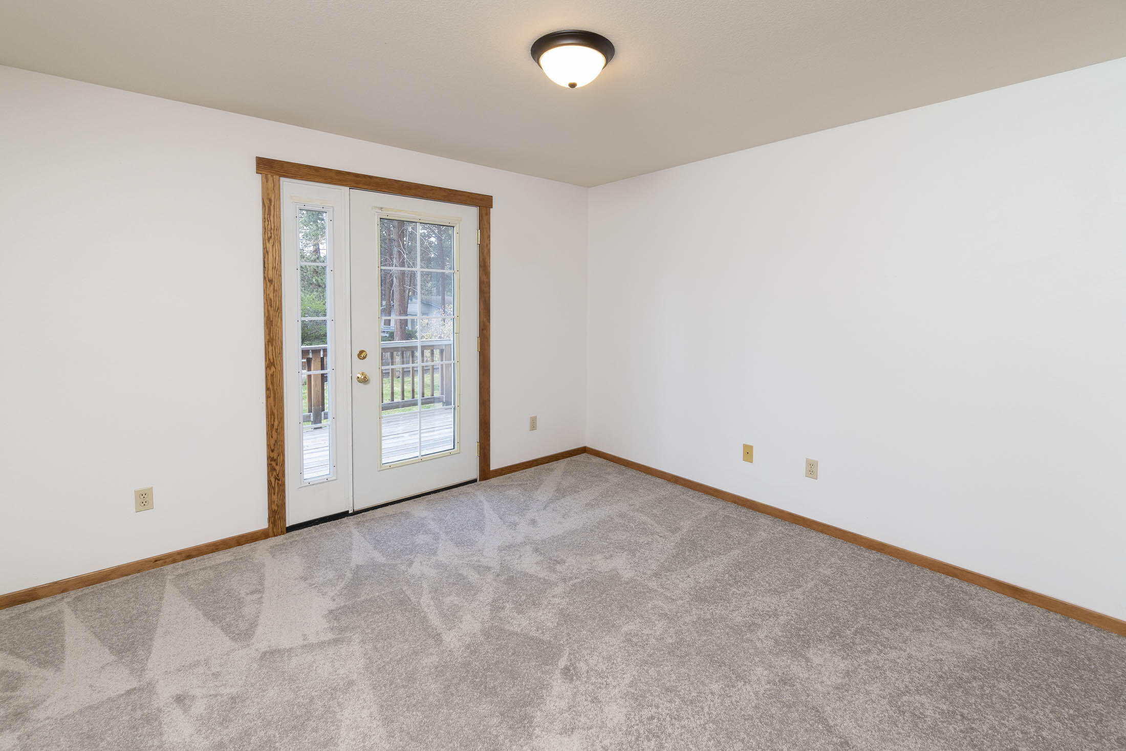 60603 Woodside Road Bend, OR 97702 - Photo 19 of 36 an empty room with windows