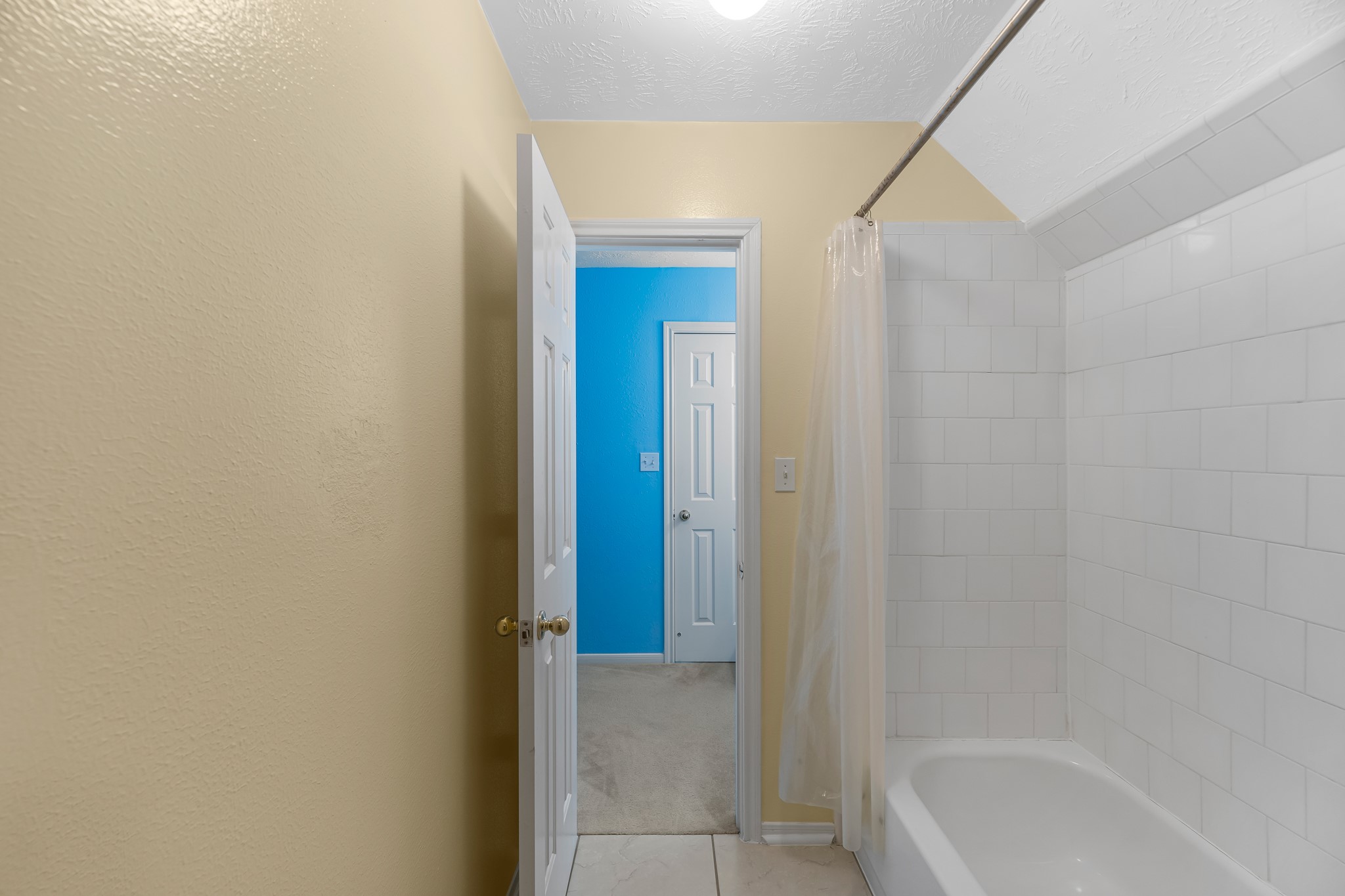 17126 County Road 39 Rosharon, TX 77583 - Photo 26 of 47 Upstairs bath opens from both sides for easy access from either bedroom.